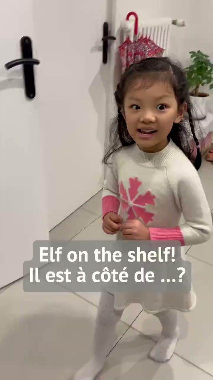 Une fillette tout sourire avec son jeu Croco Bath