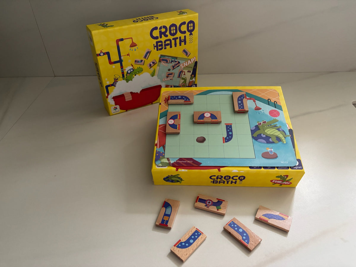 Partie de Croco Bath en cours : tuyaux en bois aimantés sur le plateau